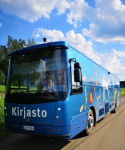 Kangasalan kirjastoauto Kotikujan Konsta. Sininen linja-auton näköinen auto.