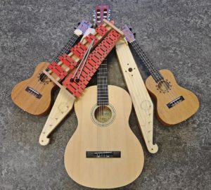 Kaksi ukulelea, kaksi viisikielistä kannelta, kitara ja kellopeli