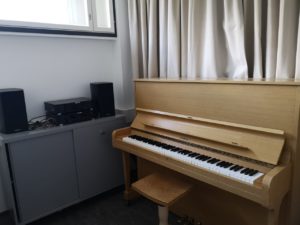 Pianohuoneessa on asiakkaita varten piano sekä CD-soitin.