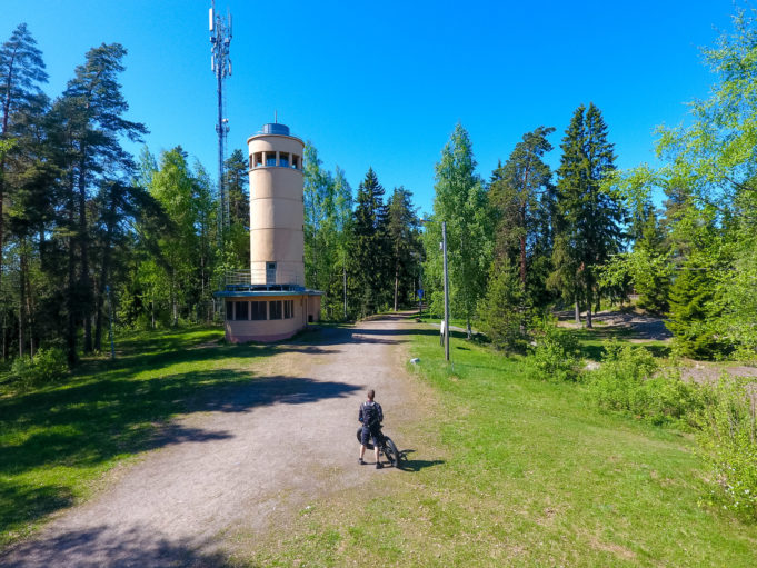 Pyöräilijä Kirkkoharjun näkötornin edustalla.