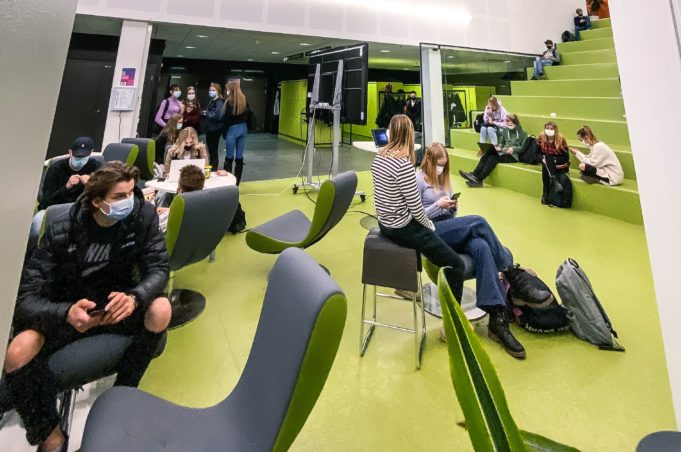 Kangasalan lukion oppilaita aulatiloissa. oppilailla kasvomaskit Covid-19-pandemian vuoksi.