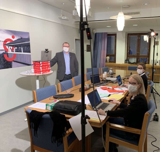 Kaupunginjohtaja Oskari Auvinen, tiedottaja Annikka Lampo ja tapahtumakoordinaattori Isabella Rossi kokoushuoneessa virtuaalitapahtuman lähetyksessä.