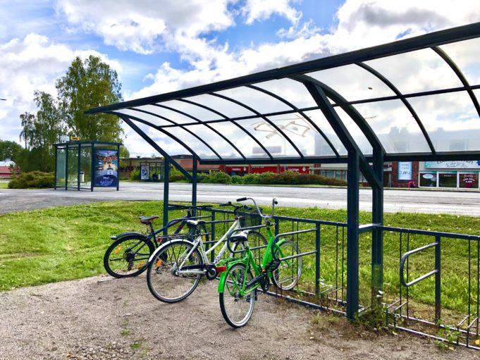 Pyöriä pyörätelineessä kadun varrella