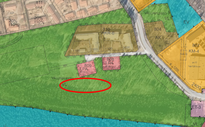 Karttakuva, johon koirapuiston alue o merkitty punaisella soikiolla