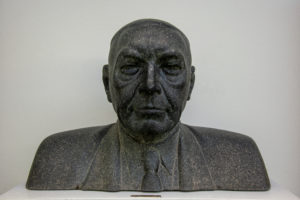 Kuvassa lukion entisen rehtorin Ilmari Kasnervan patsas