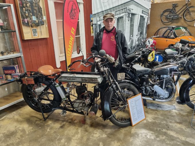 Simo Nieminen ja näyttelyn vanhin pyörä Rudge Multi vm 1914 tuli Suomeen Venäjän vallankumouksen jälkeen