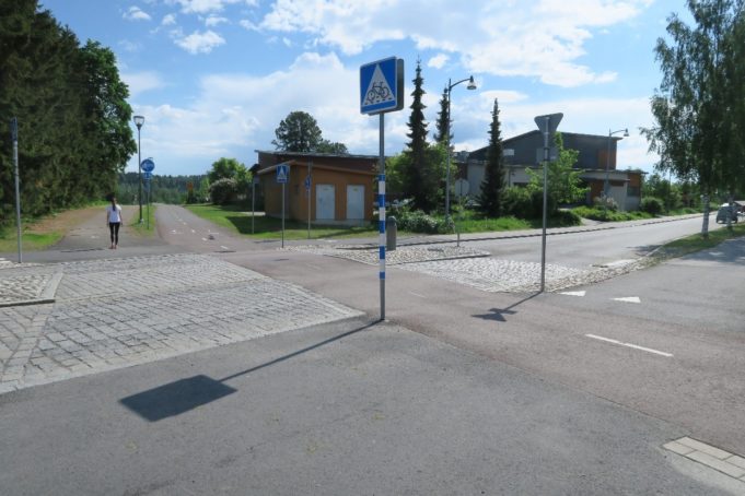 Pyöräilijän tienylityspaikka Tampereella (kuva: Leena Manelius).