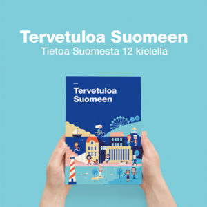 Tervetuloa Suomeen, Tietoa Suomesta 12 kielellä -banneri. Kuvassa Tervetuloa Suomeen -opas käsissä. Kuva toimii linkkinä oppaaseen. 