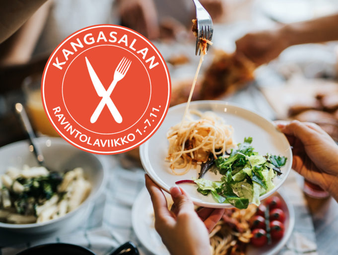 Taustalla näkyvän ruokapöydän yllä näkyvät kädet, jptka kannattelevat valkoista lautasta. Lautasellaon spagettiruoka-annos. Kuvassa näkyy myäs Kangasalan ravintolaviikon logo.