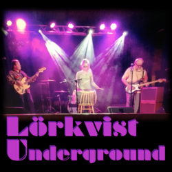 Kolmen soittajan bändi lavalla, violetti teksti: Lörkvist Underground