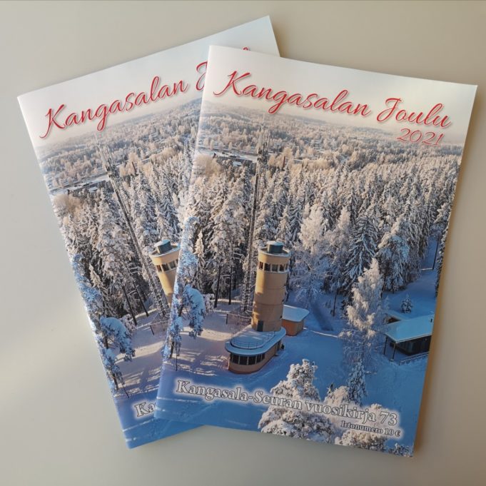 Kaksi Kangasalan Joulu 2021 -vuosikirjaa pöydällä