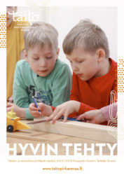 Kaksi poikaa askartelee yhdessä.