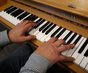 Kädet pianonkoskettimilla