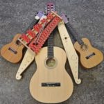 kitara, kaksi ukulelea, kaksi viisikielistä kannelta ja kellopeli ylhäältä kuvattuna.
