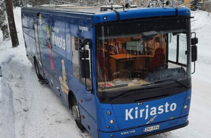 Kangasalan kirjastoauto lumisessa maisemassa Pikonlinnassa.