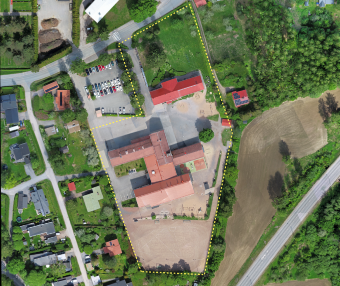 Ilmakuva Huutijärven koululta. Kuvaan on rajattuna alue, johon lähilikuntapuistoa suunnitellaan.