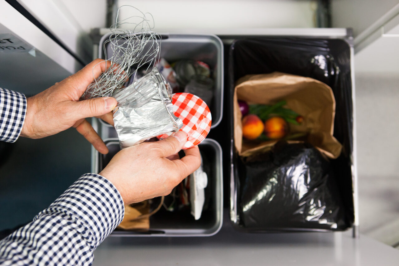 Kuvituskuva, jossa metallijätteen lajittelua