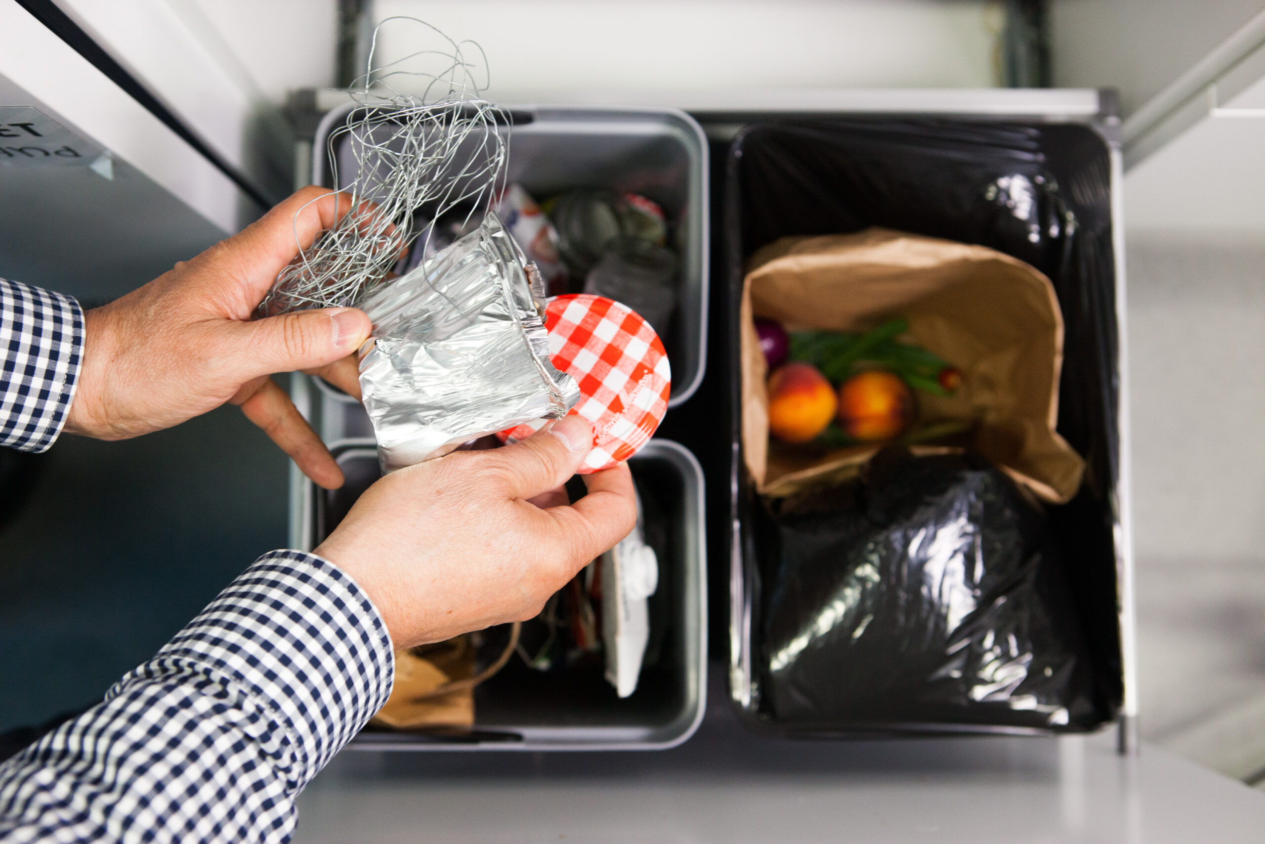 Kuvituskuva, jossa metallijätteen lajittelua