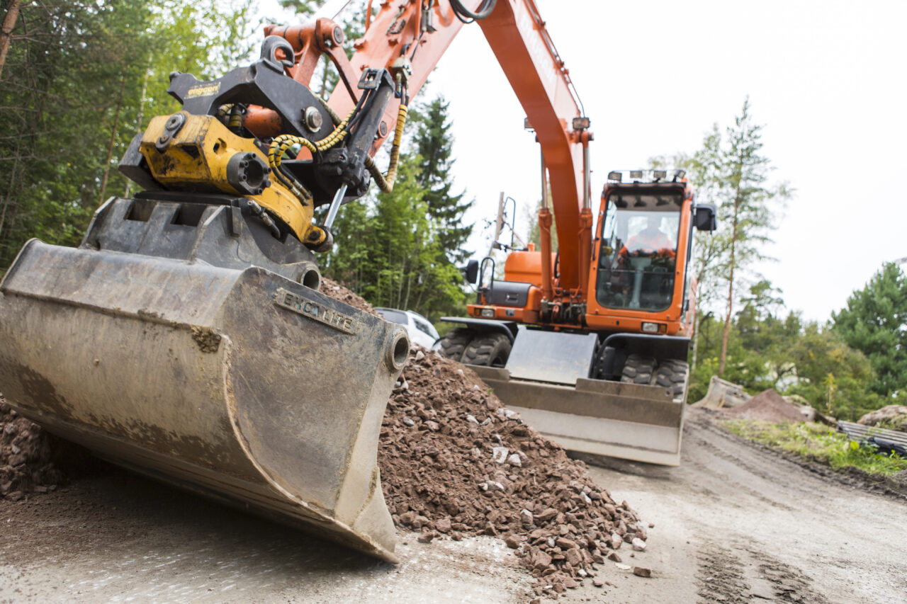 kuva kaivinkoneesta työssä