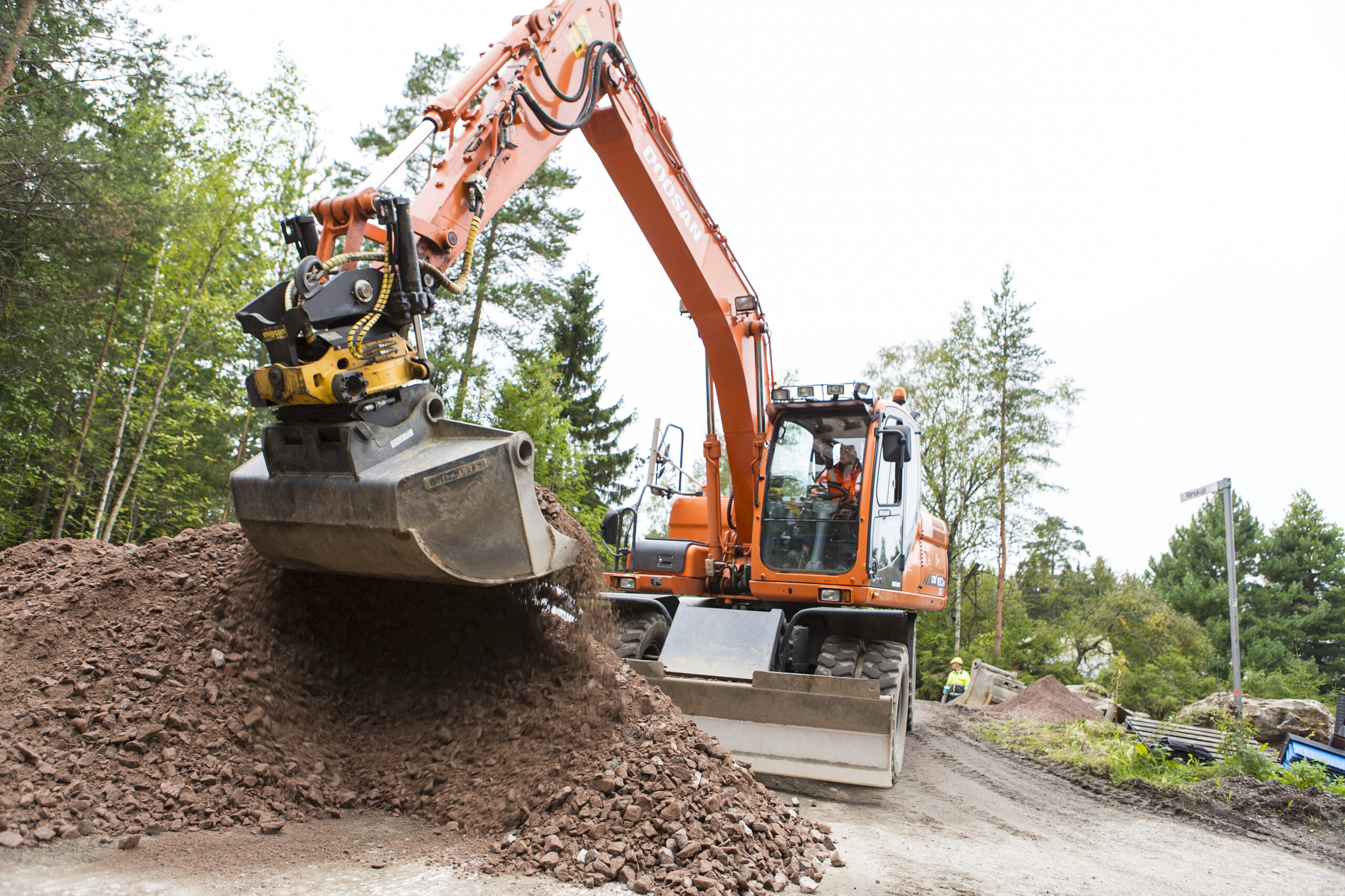 Kuvituskuva, jossa kaivinkone ja maakasa