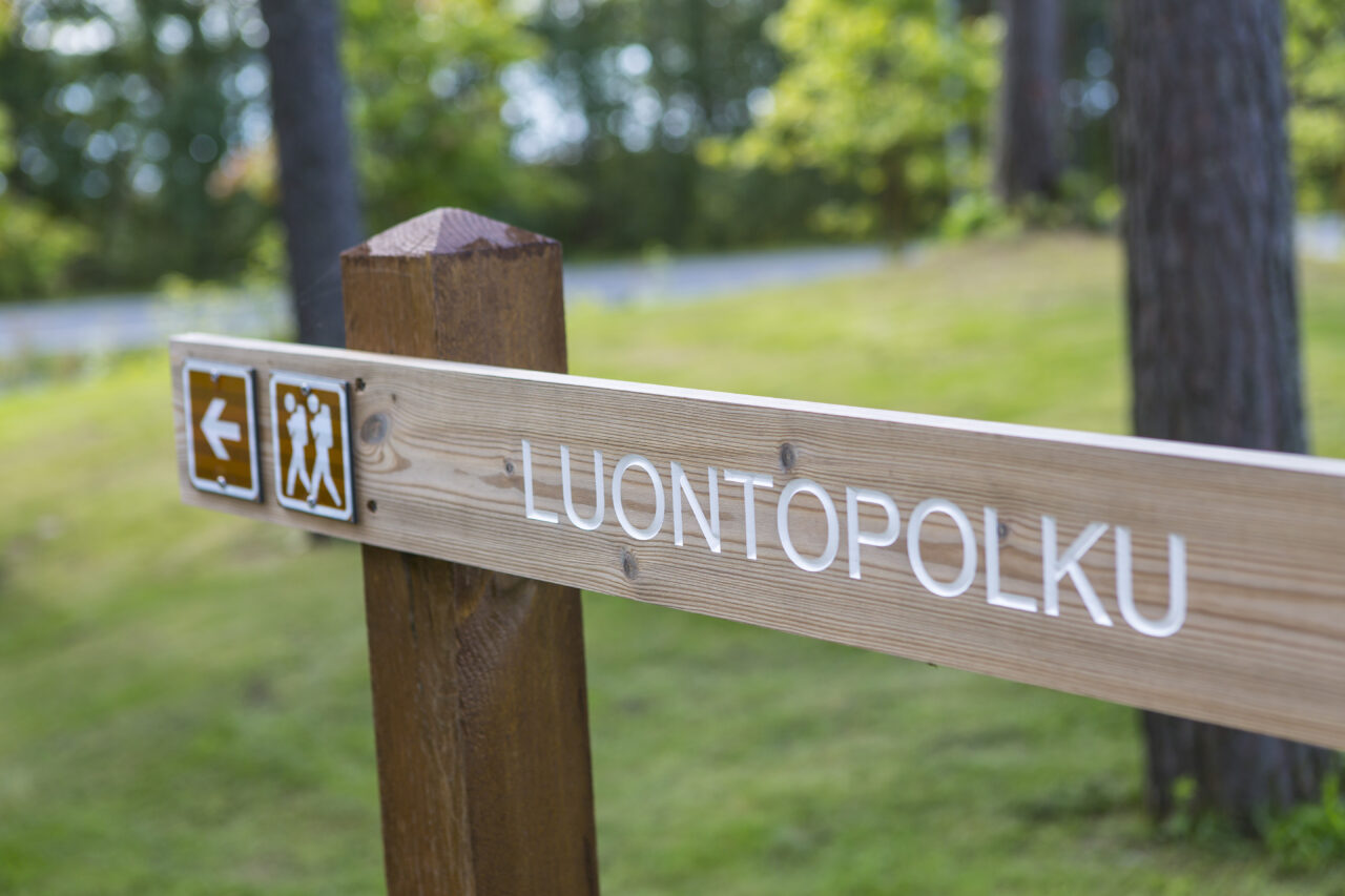 Kuvituskuva, jossa luontopolun opaskyltti