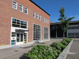 Kuva Vatialan kirjaston sisäänkäynnistä.