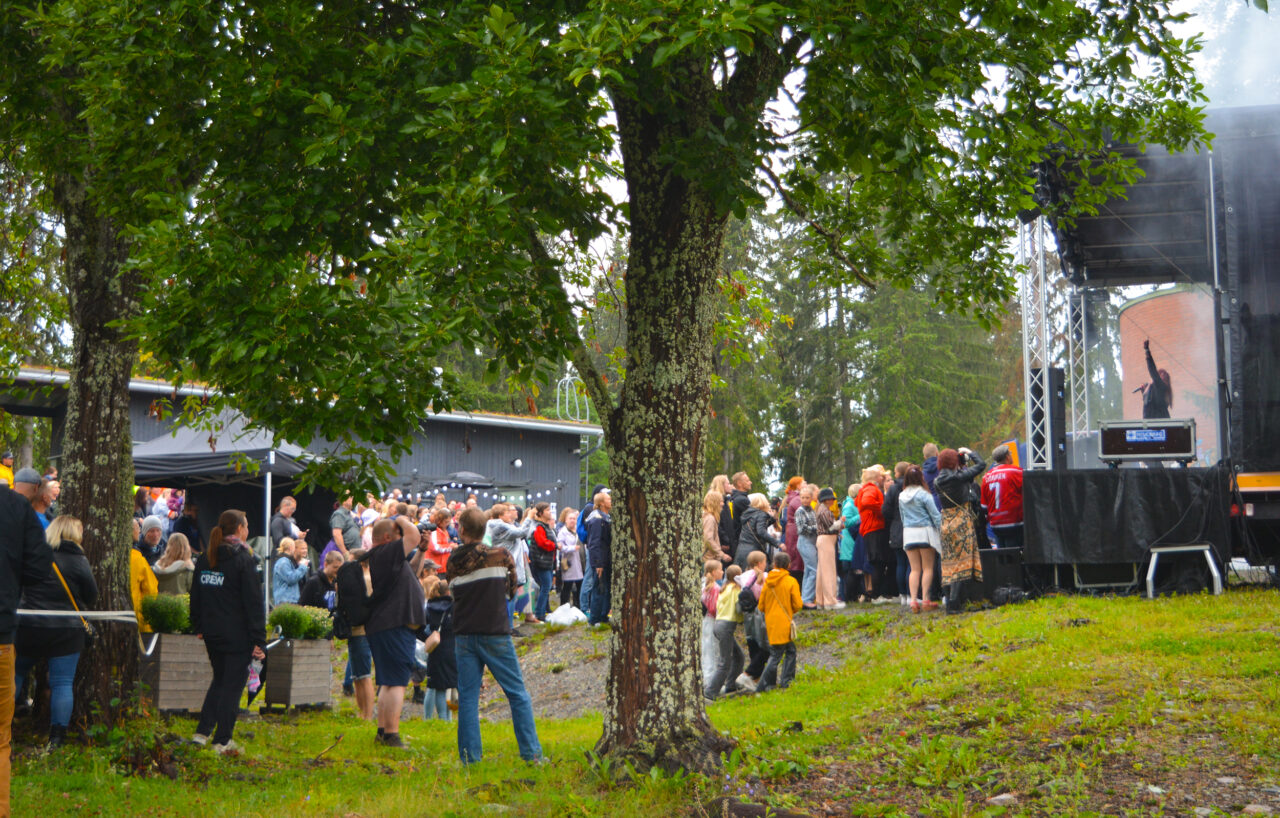 Ihmisiä ulkona lavan edessä Harjufest-tapahtumassa.