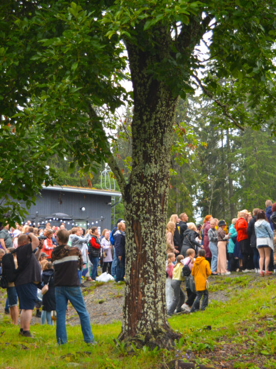 Ihmisiä ulkona lavan edessä Harjufest-tapahtumassa.
