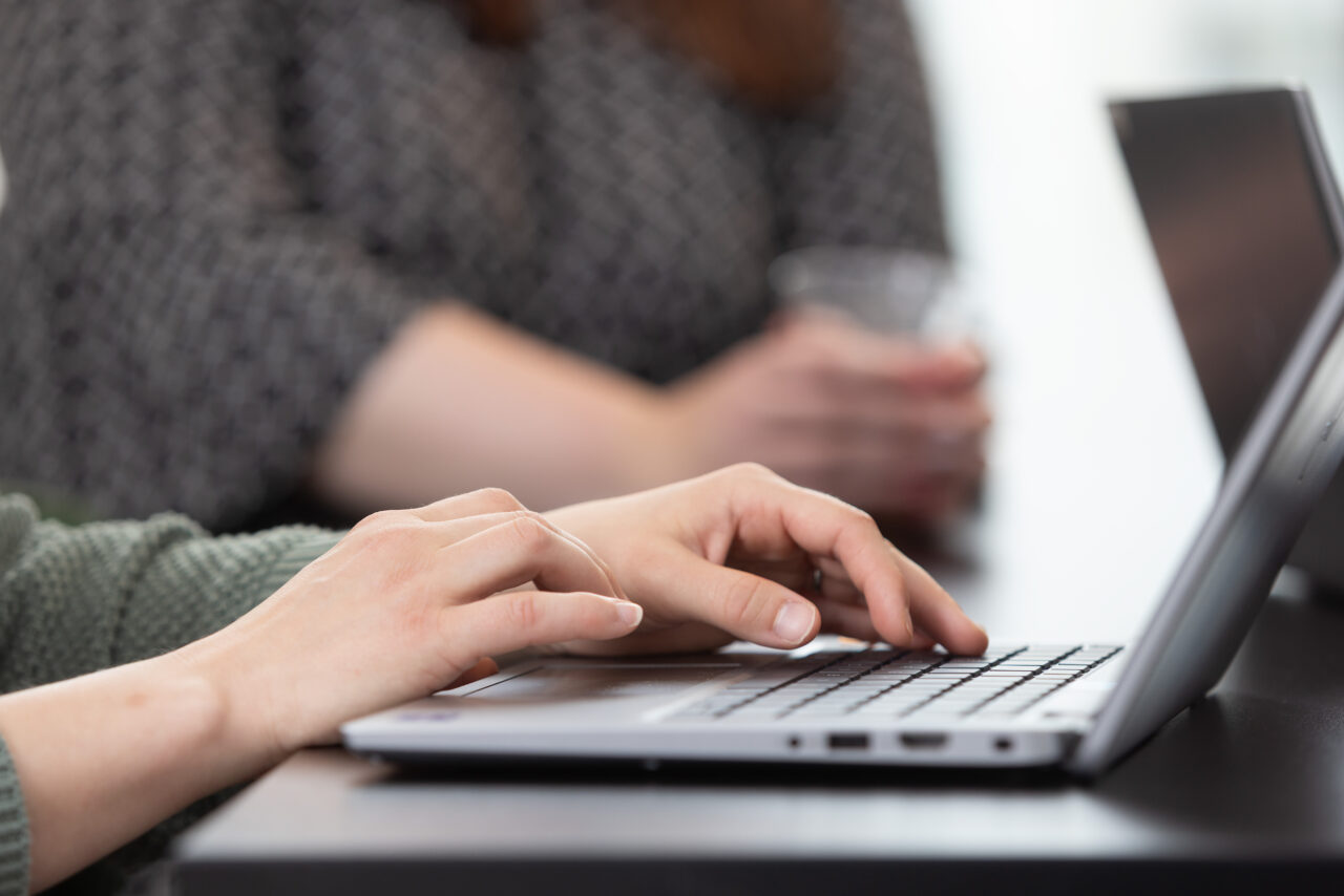 Työntekoa kannettavalla tietokoneella.