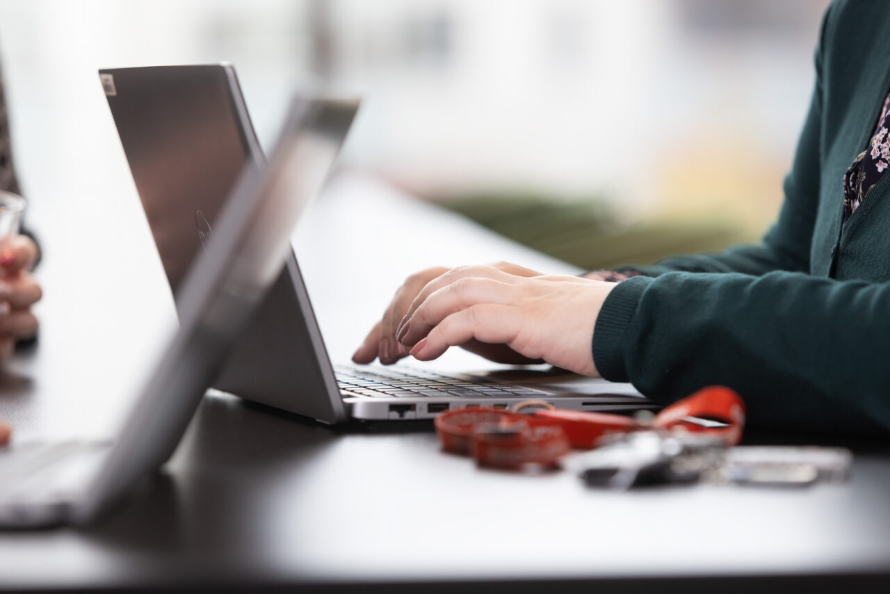 Kirjoittamista kannettavalla tietokoneella.