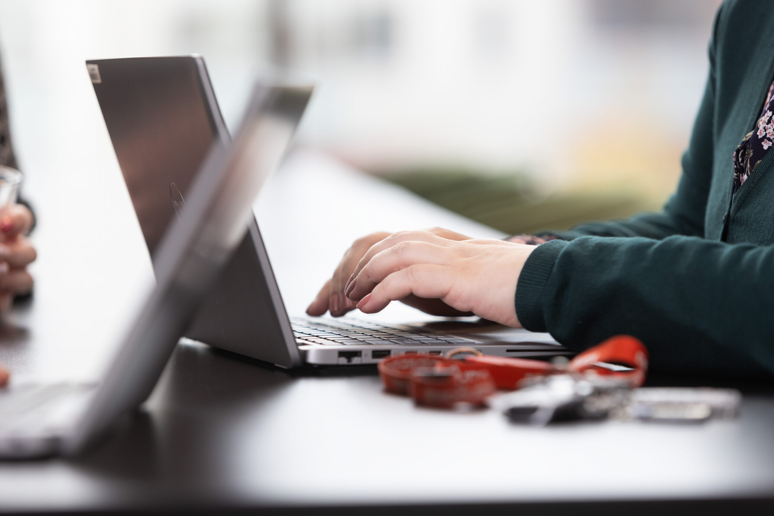 Kirjoittamista kannettavalla tietokoneella.