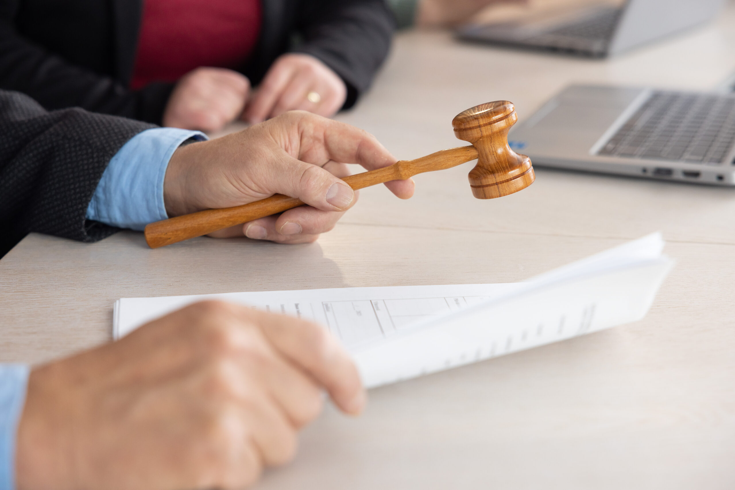 Puheenjohtajan nuija ja kädet.