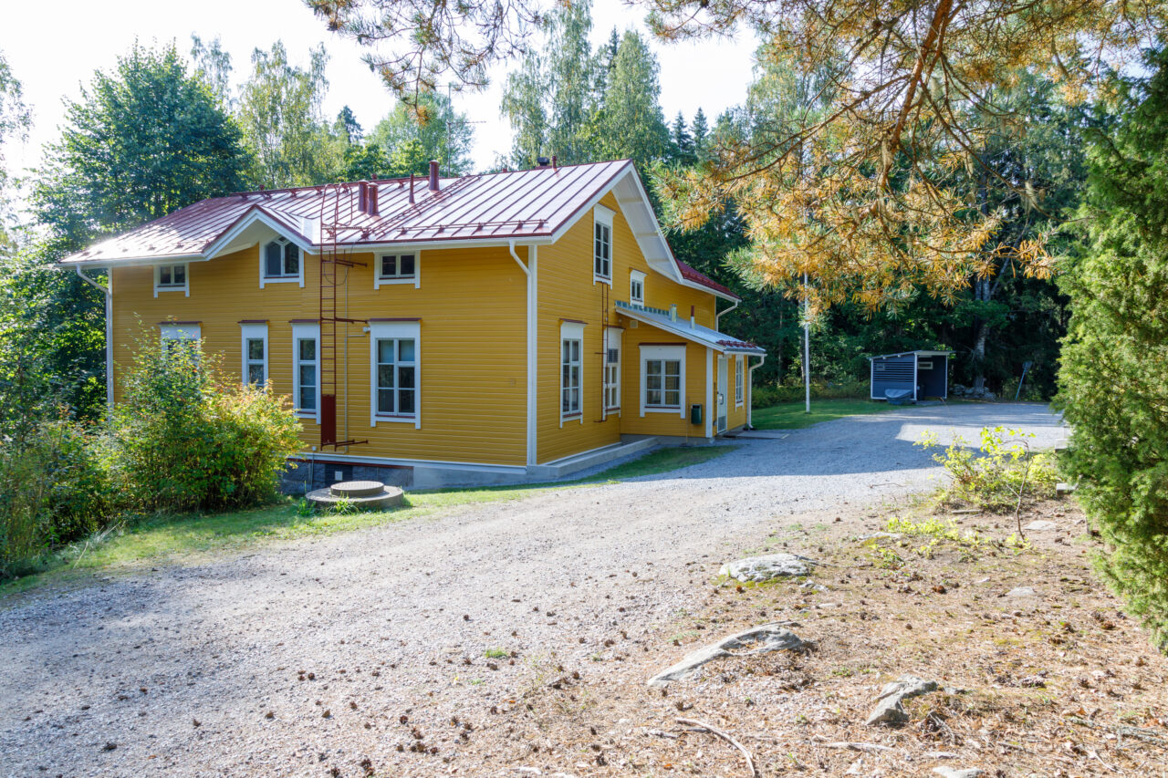 Vahderpään päärakennus ulkoa