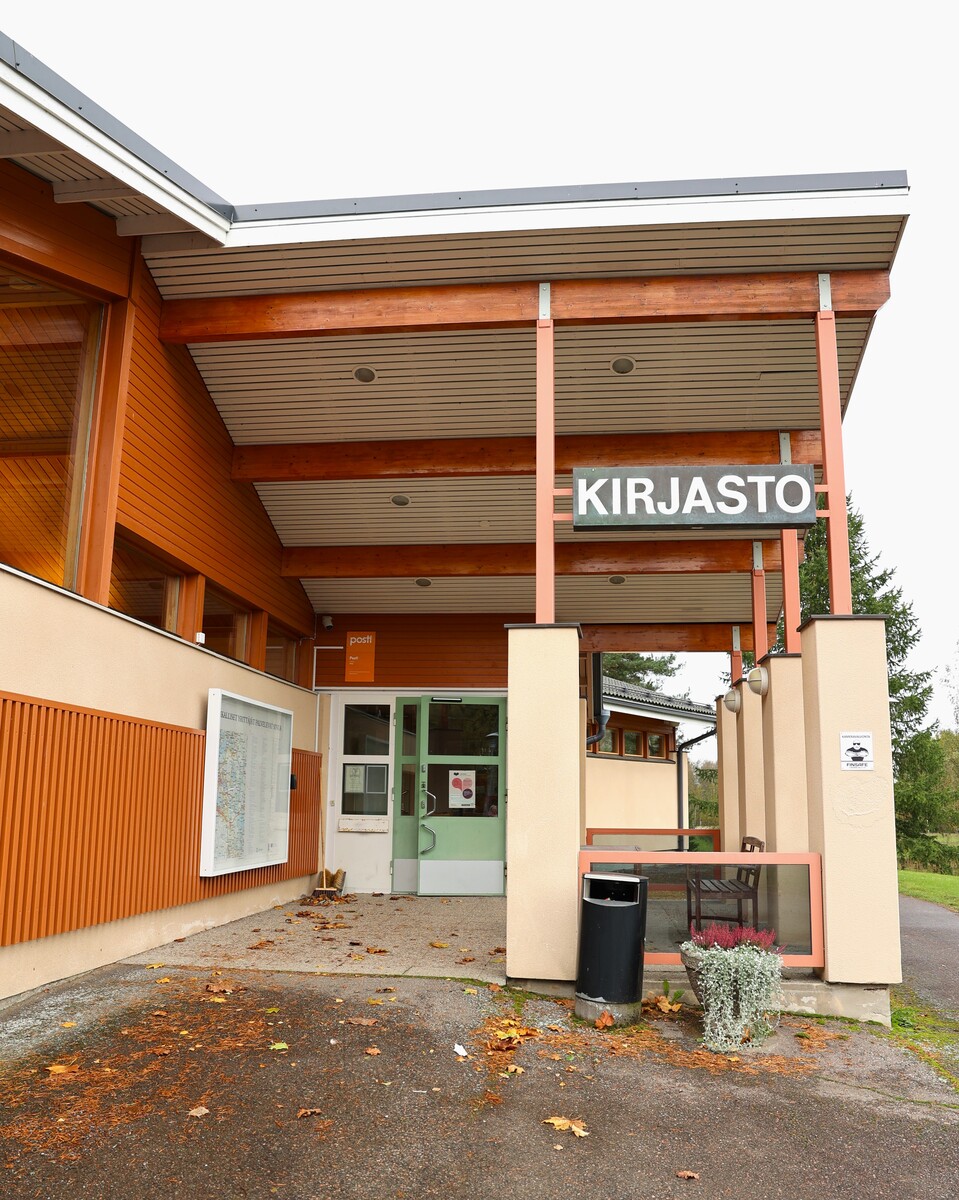 Kuva Kuhmalahden kirjaston sisäänkäynnistä