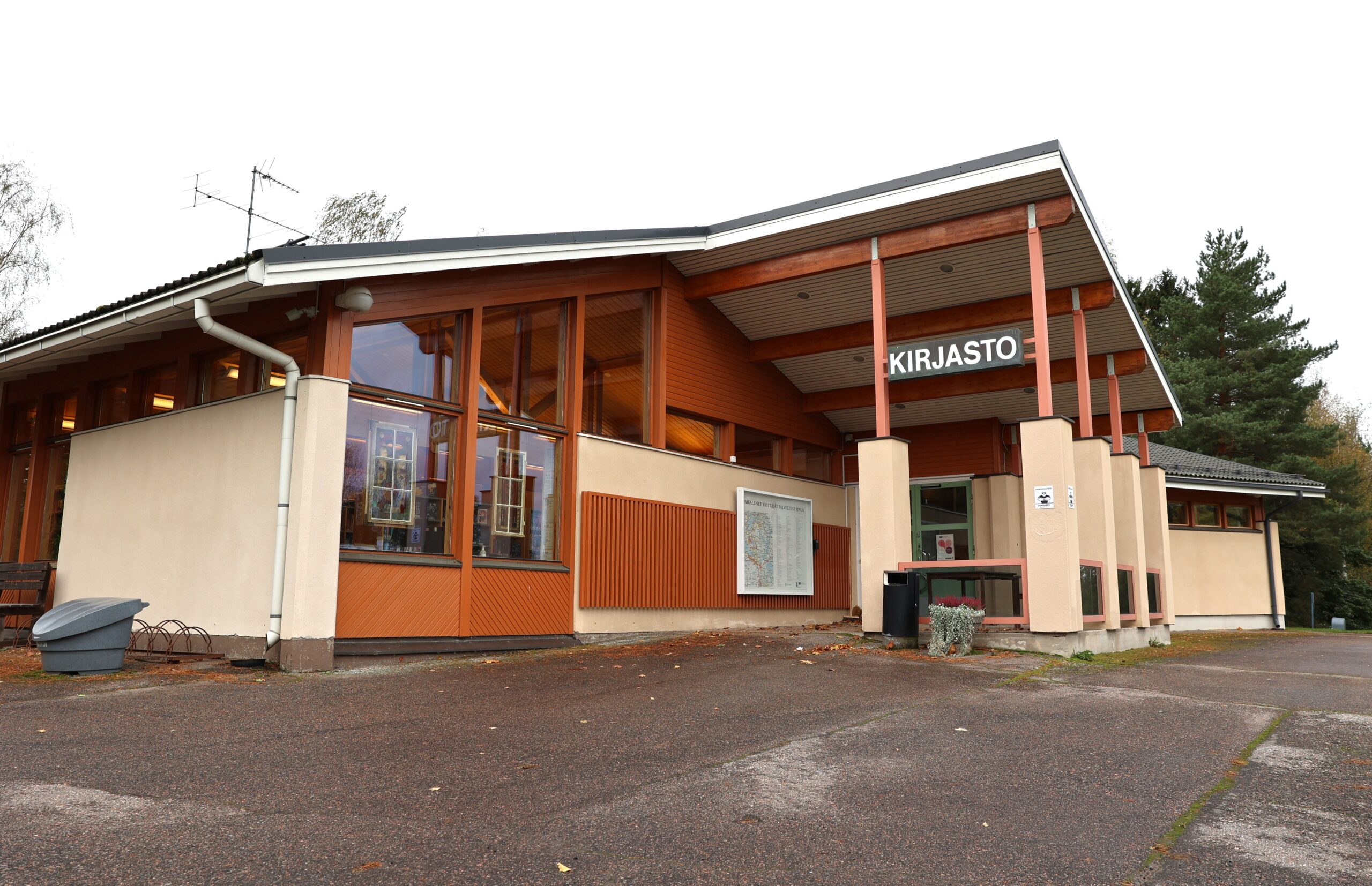 Kuhmalahden kirjaston julkisivu syksyisenä päivänä