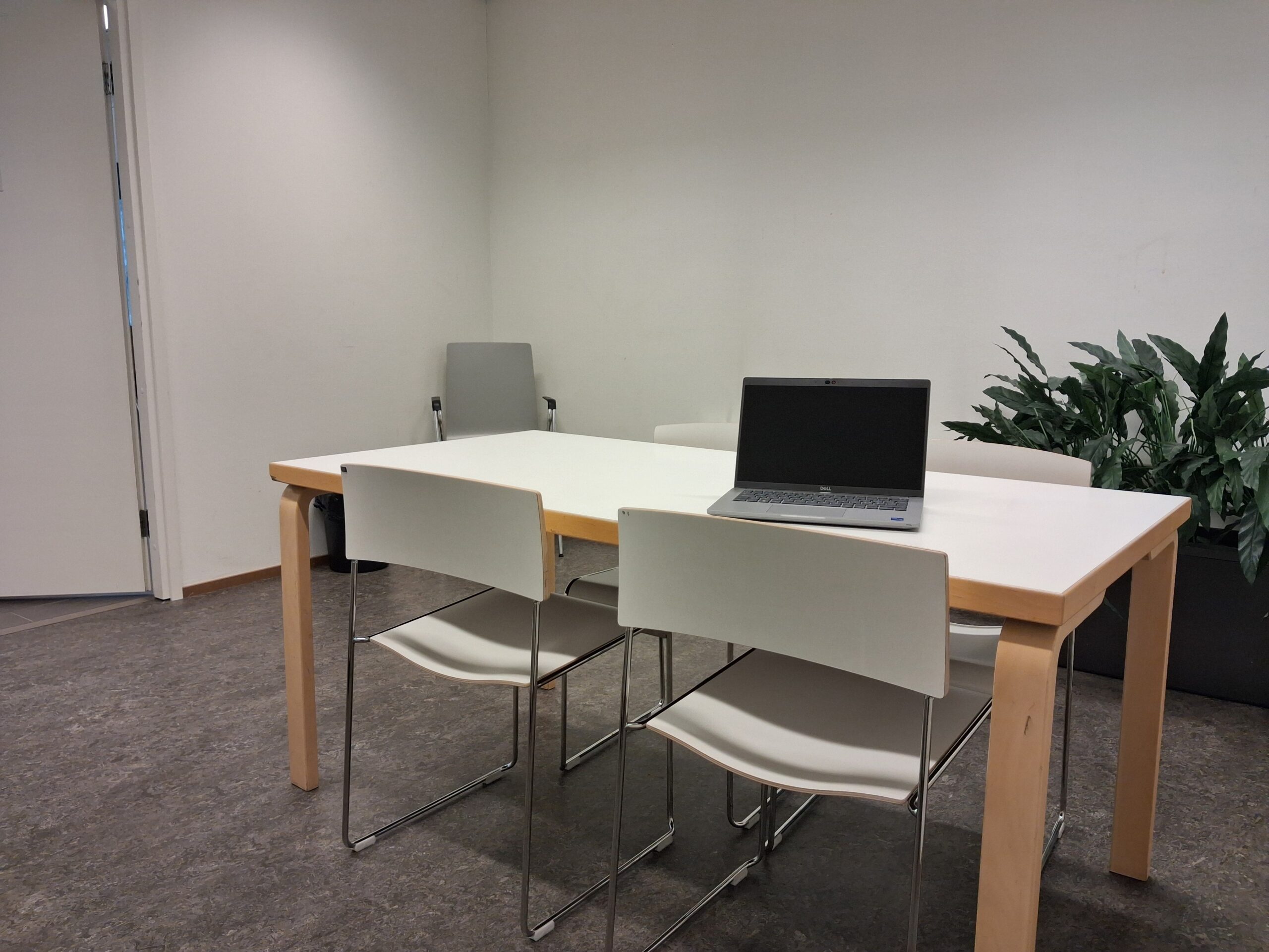 Kuva lehtisalin työtilasta