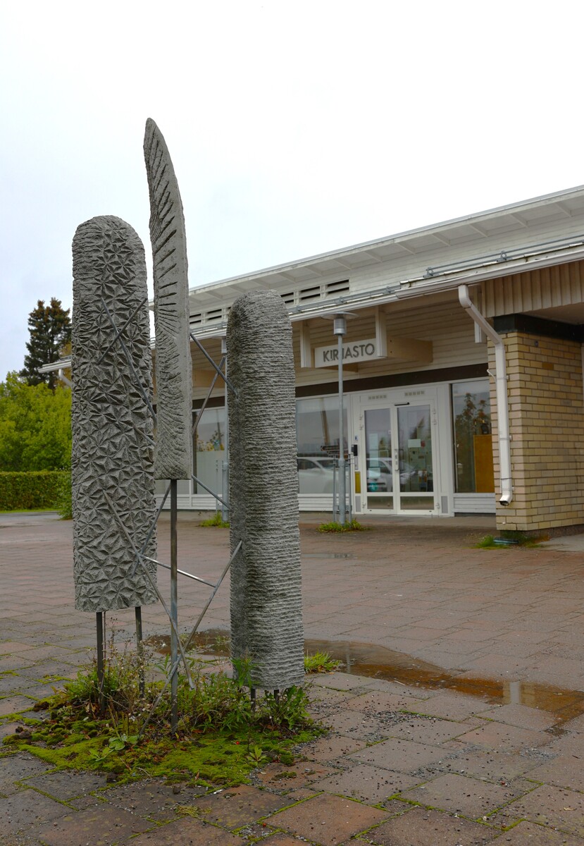 Kuva Sahalahden kirjaston sisäänkäynnistä