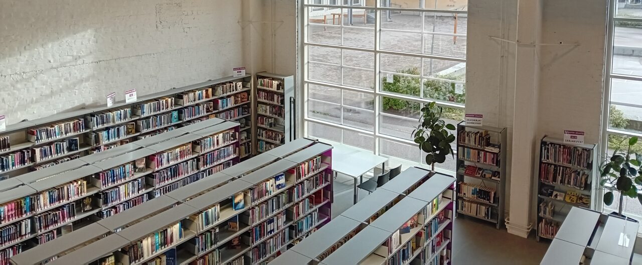 Vanhaan veturitalliin tehdyn Vatialan kirjaston kirjasali ja iso ikkuna.