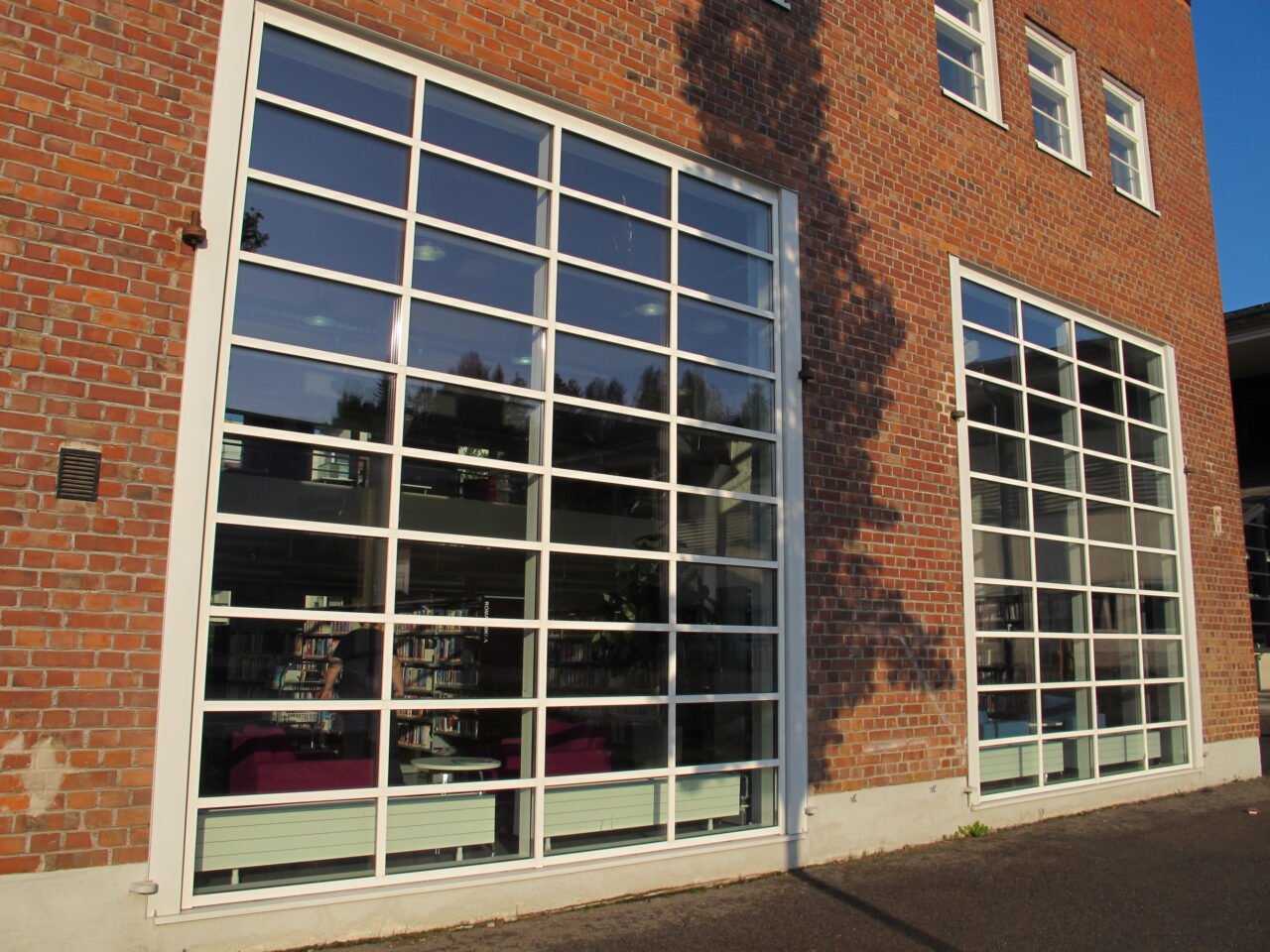 Vatialan kirjaston julkisivun isoja ikkunoita.