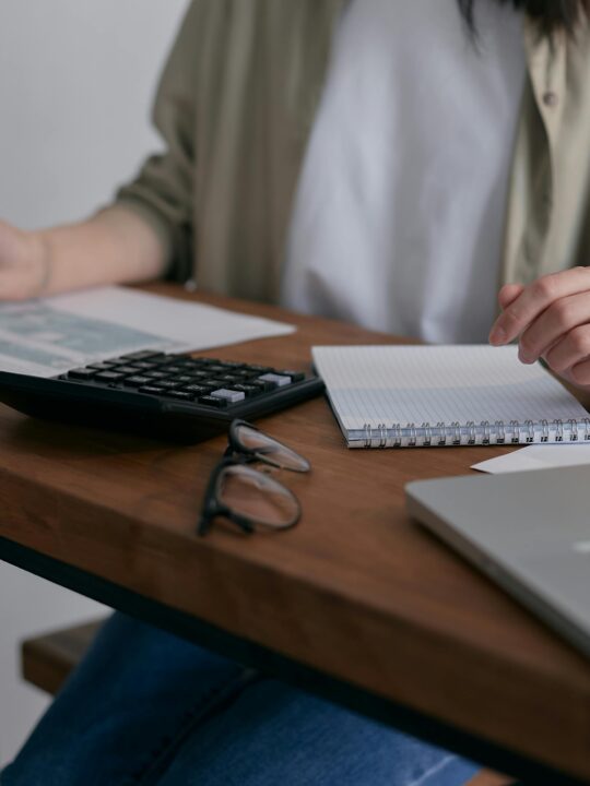 Henkilö, joka istuu tietokoneen ääressä