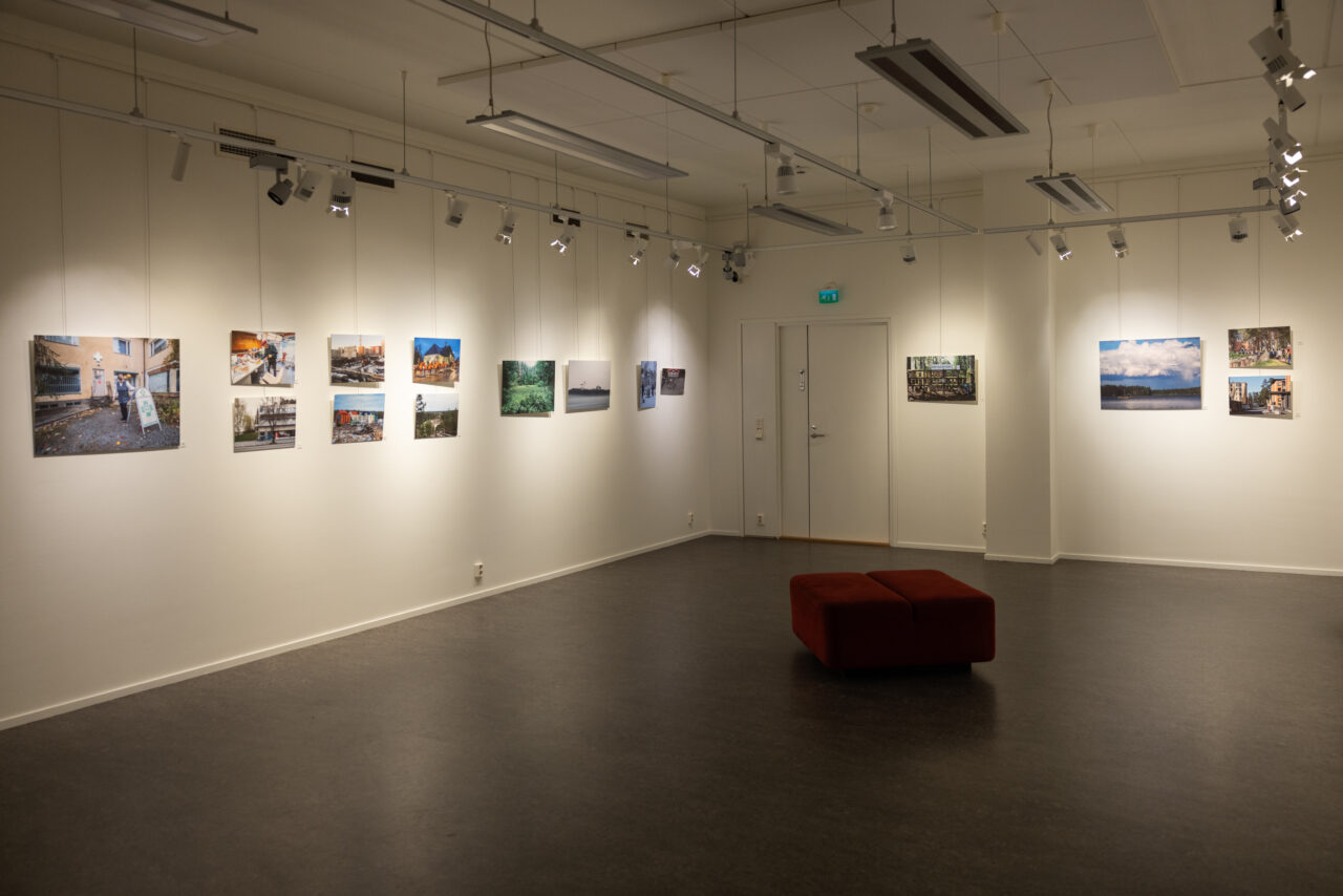 Näyttelytila, jonka seinille on ripustettu valokuvia.