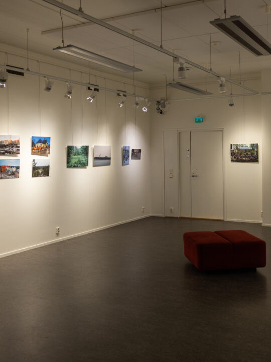 Näyttelytila, jonka seinille on ripustettu valokuvia.