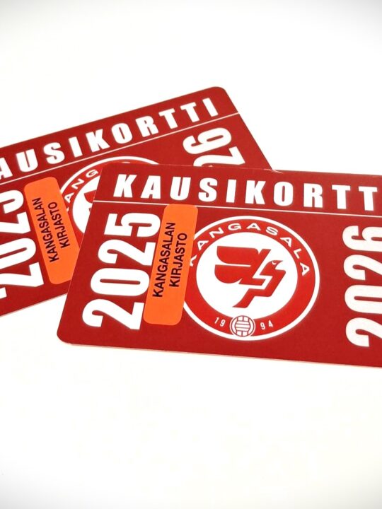Valkoisella pöydällä kaksi punaista LP Kangasalan kausikorttia.