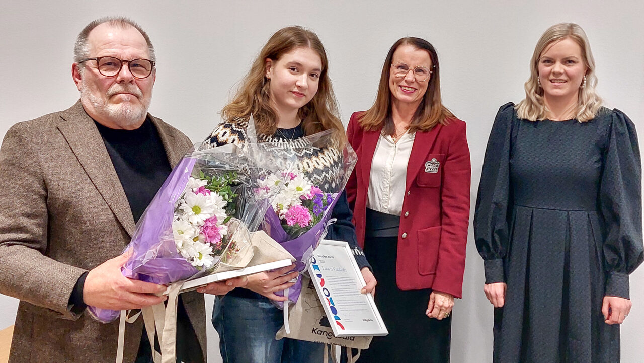 Kuvassa palkitut Vuoden nuori Laura Vanhala ja Vuoden vapaaehtoinen Jorma Kahilainen sekä palkitsijat valtuuston puheenjohtaja Saana Vahvelainen ja hyvinvointijohtaja Kati Halonen.
Kuva: Annikka Lampo