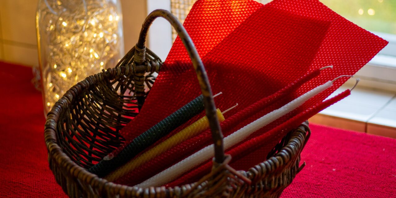 Mehiläisvahakynttilöitä korissa.