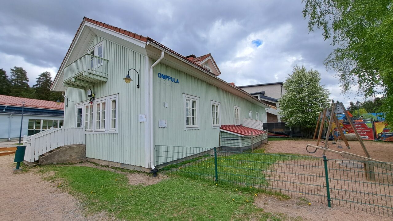 Omppula-rakennus, vihreä julkisivu.