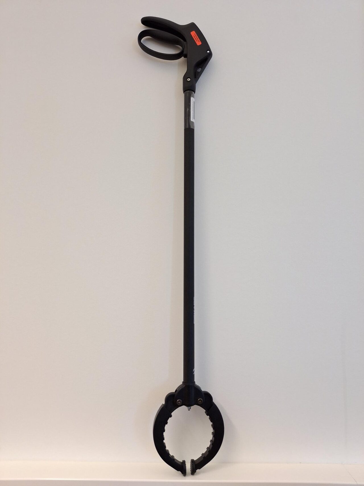 Mustat roskapihditvalkoista taustaa vasten.