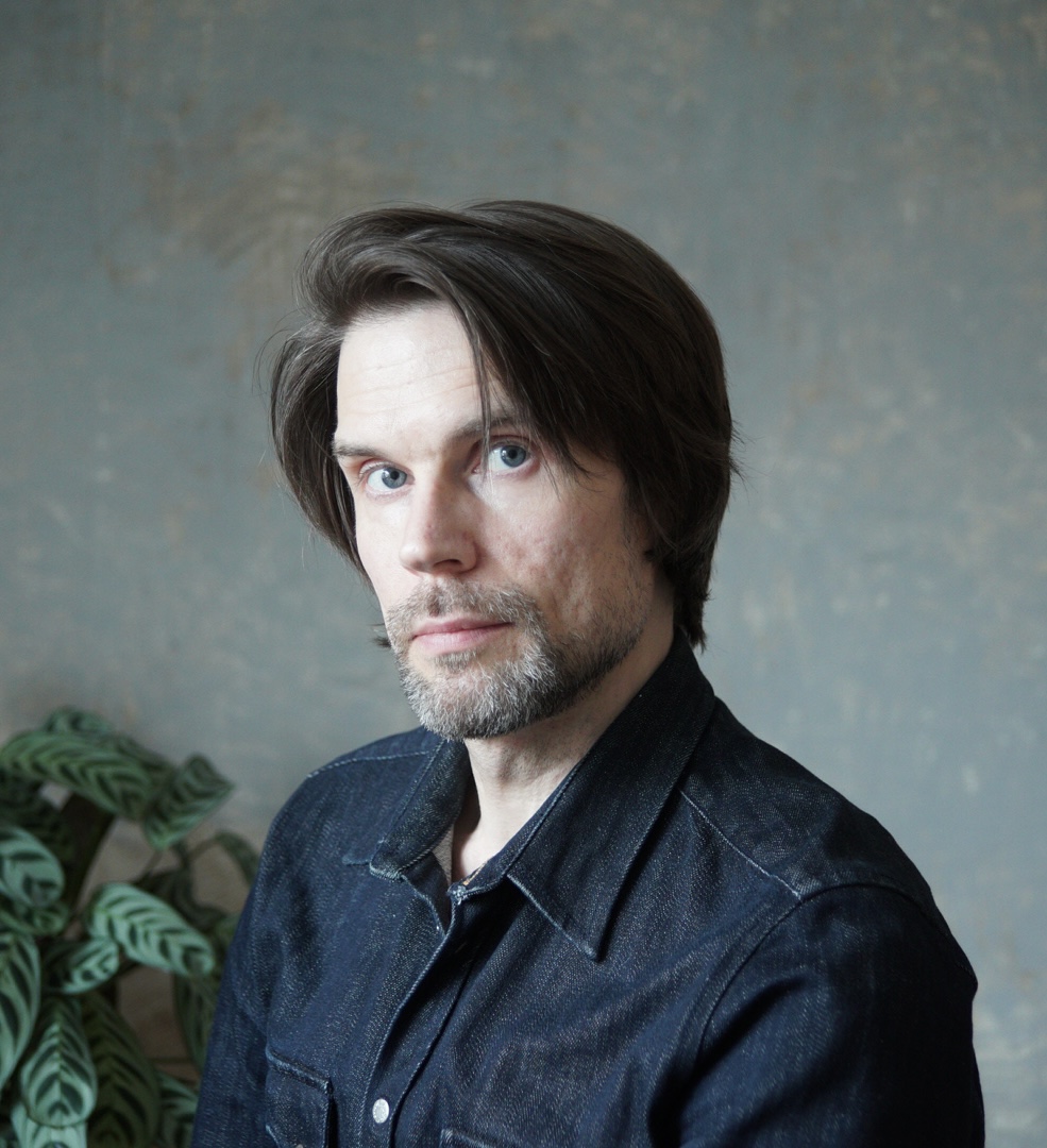 Kuvassa kuvataiteilija ja taidekasvattaja Oskari Tolonen