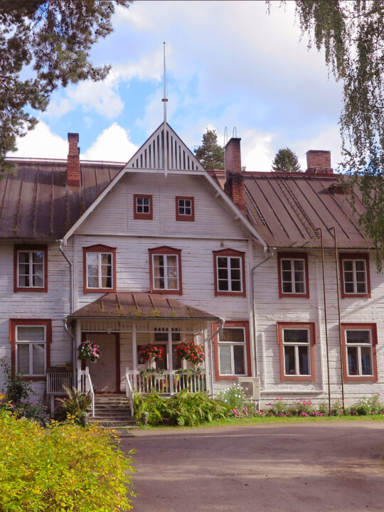 Lepokoti ulkoa kesällä.